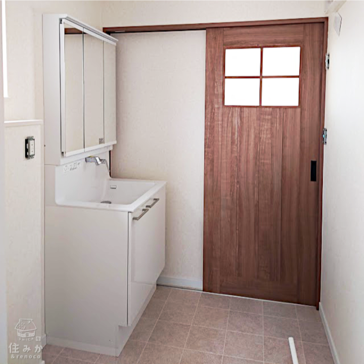 アクセント使いの木目が映えるお家 洗面脱衣所