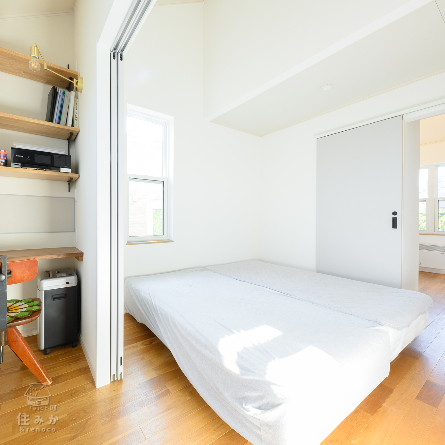 部屋の階段が活きるお家 寝室奥のご主人のデスクスペース