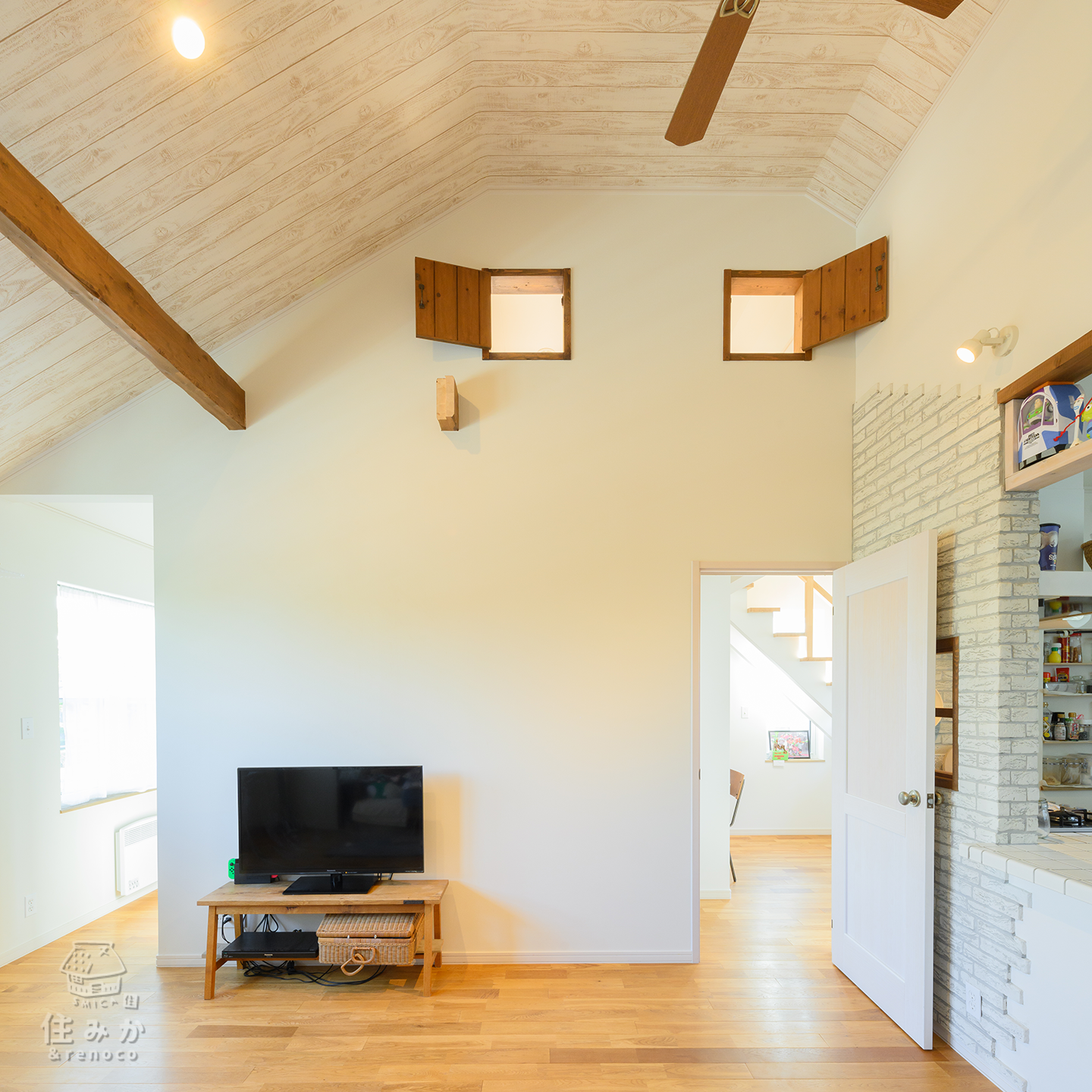 部屋の階段が活きるお家 可愛らしく楽しげなロフトの小窓