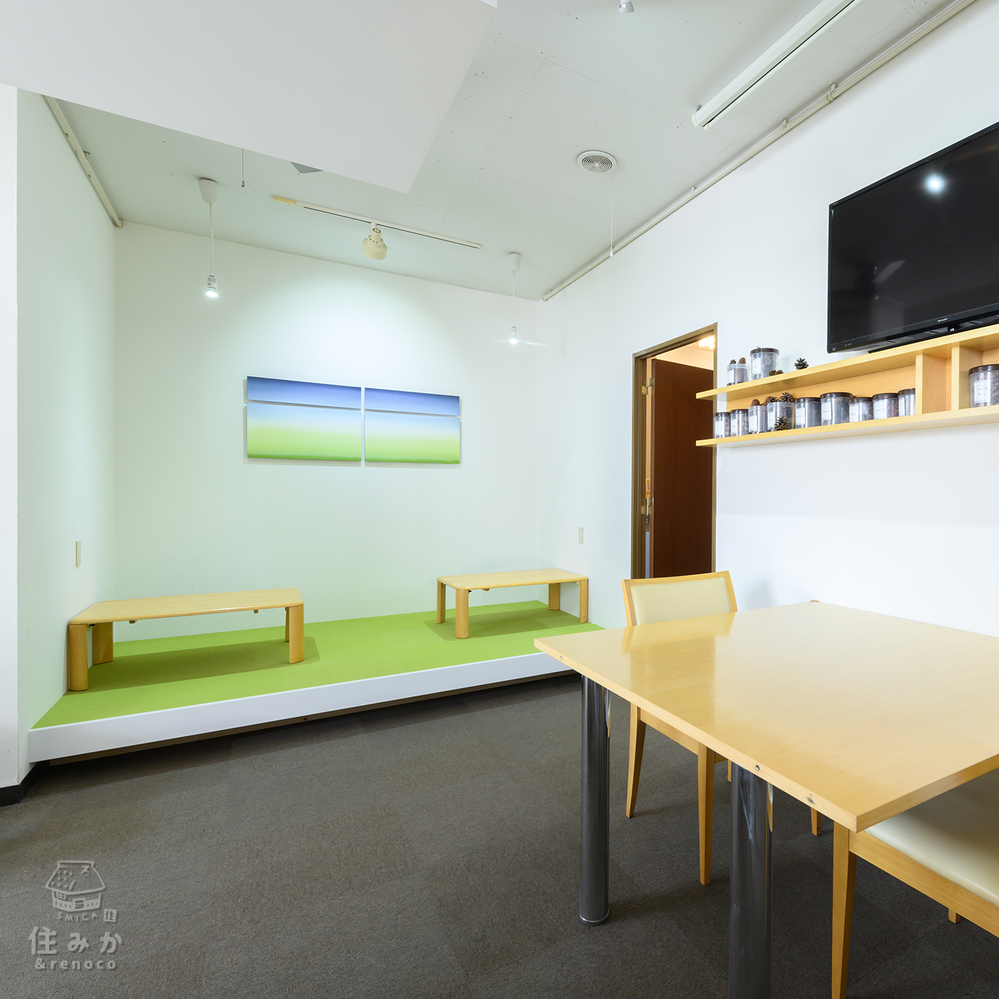 絵本の世界へのトンネルがある絵本屋さんカフェ お子様連れでもゆっくりくつろげるカフェコーナーの小上がりスペース