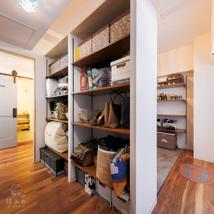 玄関ホールの収納がショップのディスプレイのように映えるお家 玄関から玄関ホール〜クローク〜廊下へと続く回遊動線