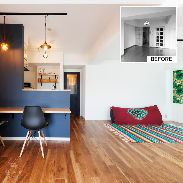 玄関ホールの収納がショップのディスプレイのように映えるお家 程よいインダストリアルな空間にアジアやアフリカのあたたかみのある雑貨やファブリックがアクセントに