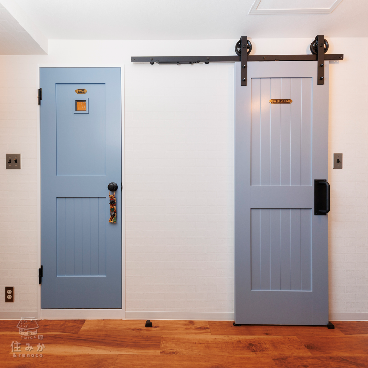 玄関ホールの収納がショップのディスプレイのように映えるお家 オーナー様が気に入られて採用した(株)ナガイのバーンドア